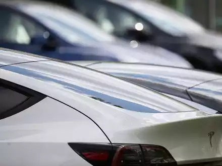Ohne die US-Elektroauto-Prämie sind Teslas Auslieferungen gesunken. (Archivbild) - Foto: Sebastian Gollnow/dpa