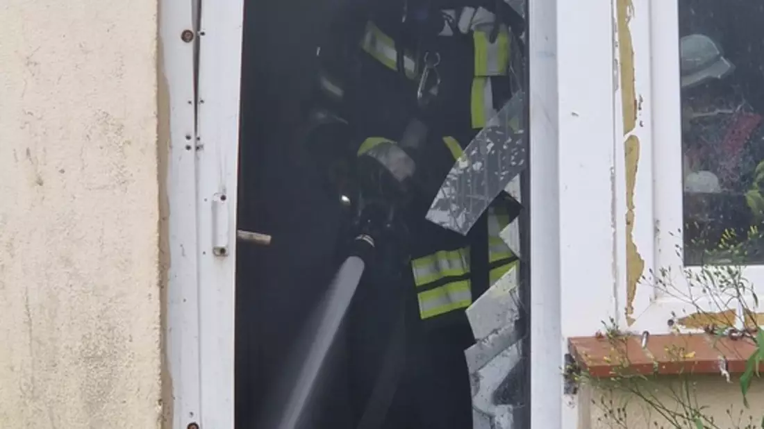 FFW Schiffdorf: Brandstiftung in Einfamilienhaus - geringer Brandschaden dank schnellem Einsatz - Bild: presseportal.de