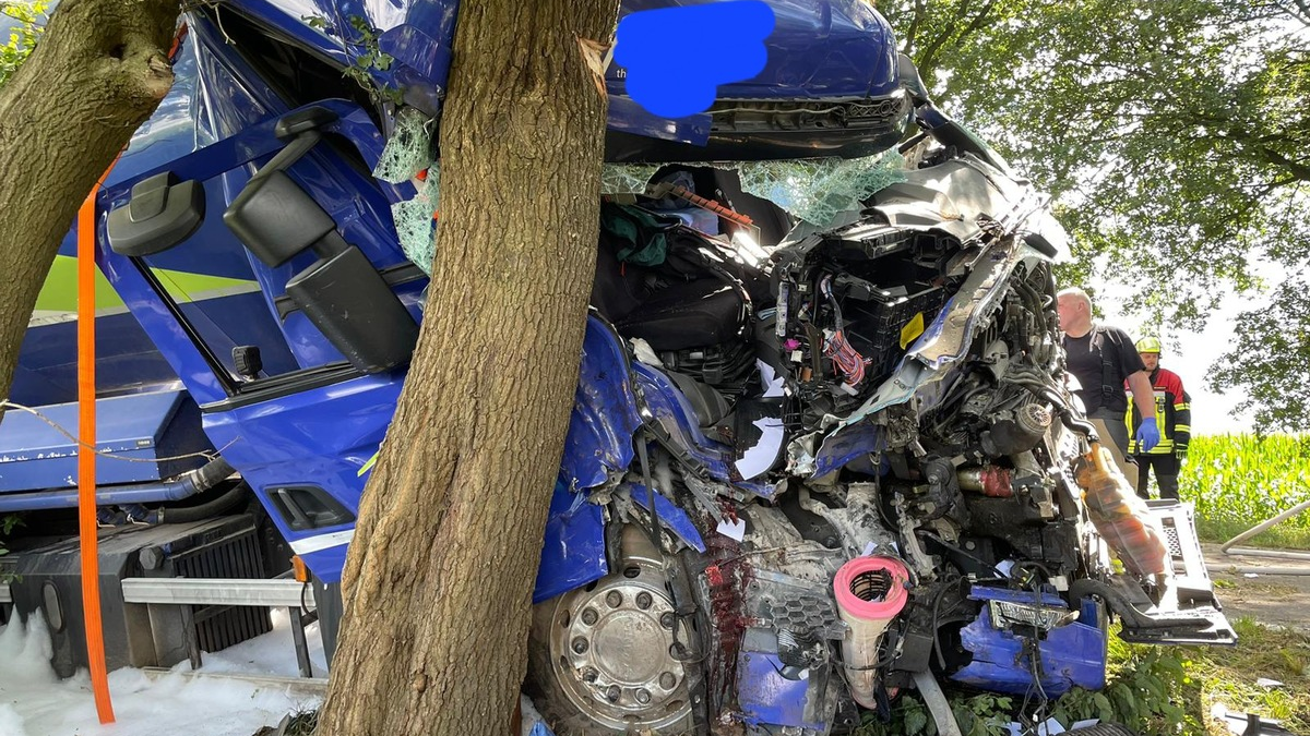 FW-ROW: Schwerer LKW-Unfall auf der B75 - Foto: presseportal.de