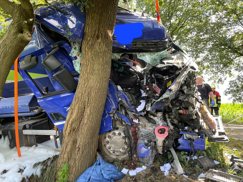 FW-ROW: Schwerer LKW-Unfall auf der B75 - Foto: presseportal.de