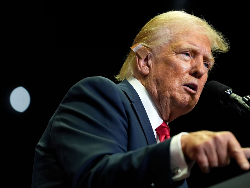 Trump will nicht, dass die Demokratin Harris auf Bidens Spendengelder zugreifen kann. (Archivbild) - Foto: Evan Vucci/AP/dpa