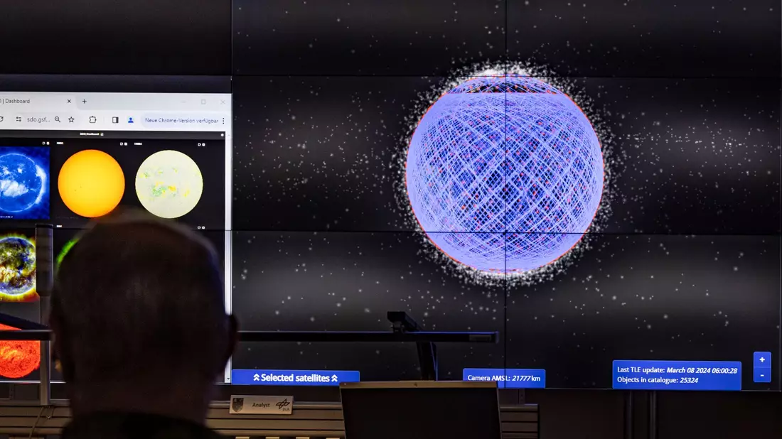 Eine Monitorwand zeigt die Umlaufbahnen Tausender Starlink-Satelliten. Der Internetdienst ist laut Elon Musk nun in einem Krankenhaus in Gaza aktiv. (Archivbild) - Bild: Christoph Reichwein/dpa