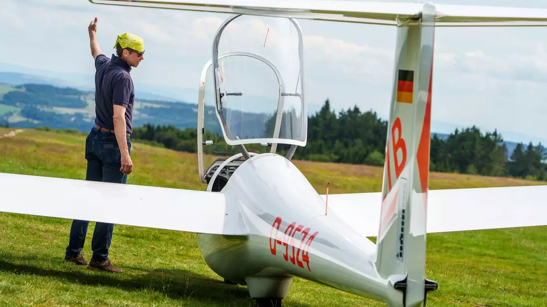 Dierk Althoff, Segelflugschüler, hilft beim Seilwindenstart eines Schulungsflugzeugs. - Bild: Andreas Arnold/dpa