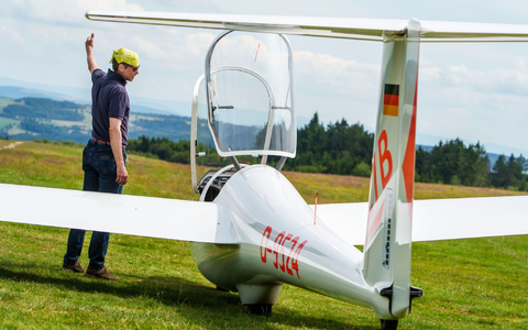 Dierk Althoff, Segelflugschüler, hilft beim Seilwindenstart eines Schulungsflugzeugs. - Foto: Andreas Arnold/dpa