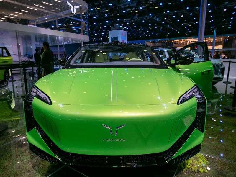 Nicht rot, sondern grün: Elektroauto des chinesischen Staatsunternehmens Hongqi (Rote Fahne)  - Foto: Wang Xiang/XinHua/dpa