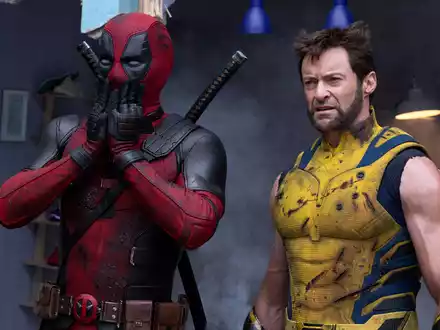 Reynolds und Jackman in ihren ikonischsten Filmrollen. - Foto: Jay Maidment/20th Century Studios/dpa