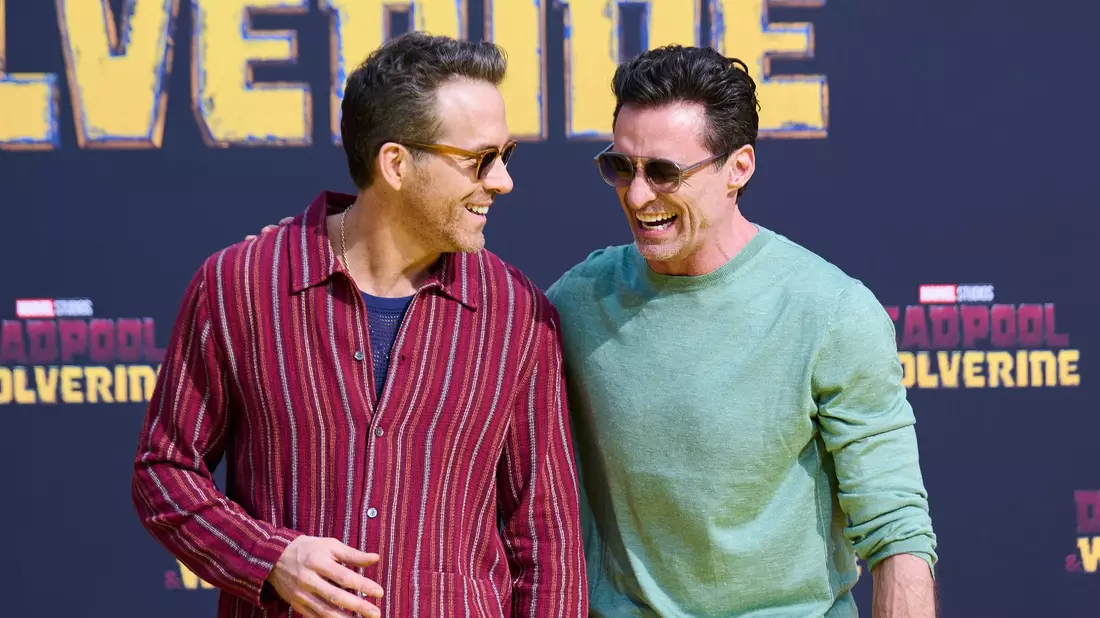 Ryan Reynolds und Hugh Jackman sind zu Scherzen aufgelegt. - Bild: Annette Riedl/dpa