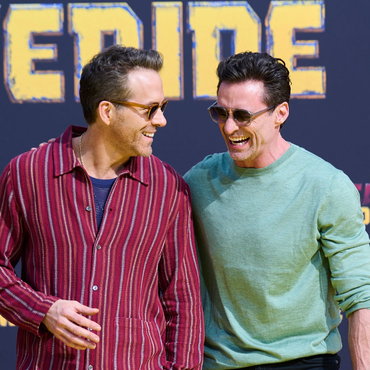 Ryan Reynolds und Hugh Jackman sind zu Scherzen aufgelegt. - Foto: Annette Riedl/dpa