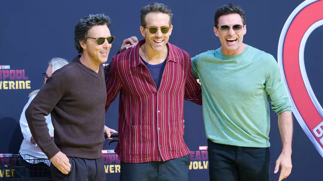 Drei Freunde: Shawn Levy (l-r), Ryan Reynolds und Hugh Jackman  - Bild: Annette Riedl/dpa