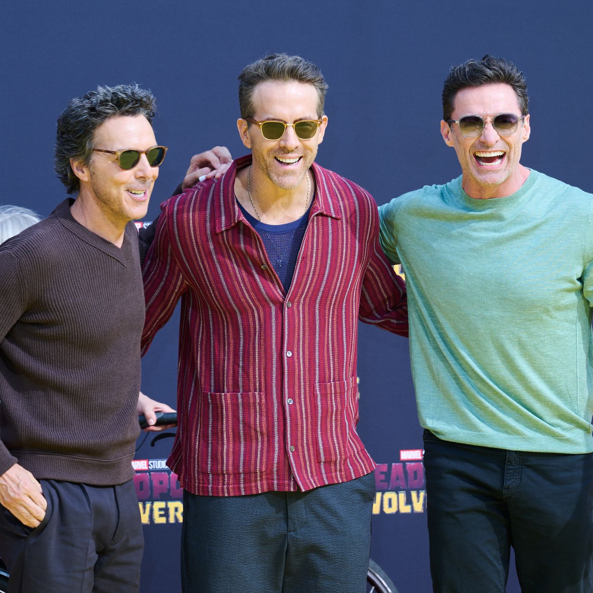Drei Freunde: Shawn Levy (l-r), Ryan Reynolds und Hugh Jackman  - Foto: Annette Riedl/dpa