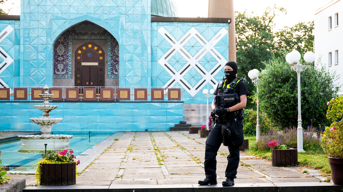 Durchsuchungen in der Blauen Moschee in Hamburg - Foto: Daniel Bockwoldt/dpa