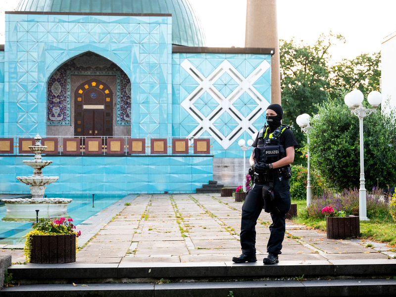 Durchsuchungen in der Blauen Moschee in Hamburg - Foto: Daniel Bockwoldt/dpa
