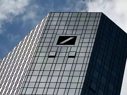 Die Deutsche-Bank-Fondstochter DWS erhöht ihre Ziele für das laufende Jahr (Archivfoto). - Foto: Arne Dedert/dpa