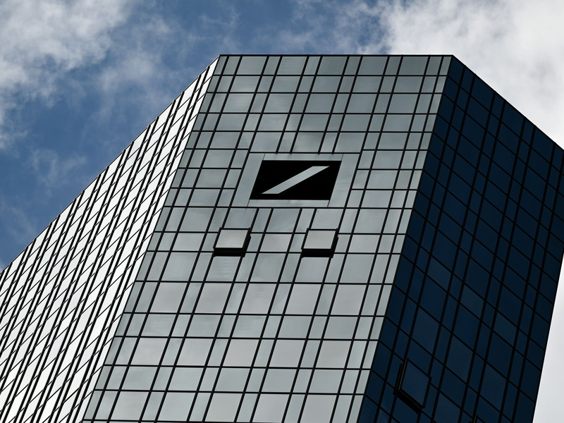 Die Deutsche Bank investiert in Beratung per Video und Telefon - und schließt kleinere Filialen (Archivfoto). - Foto: Arne Dedert/dpa