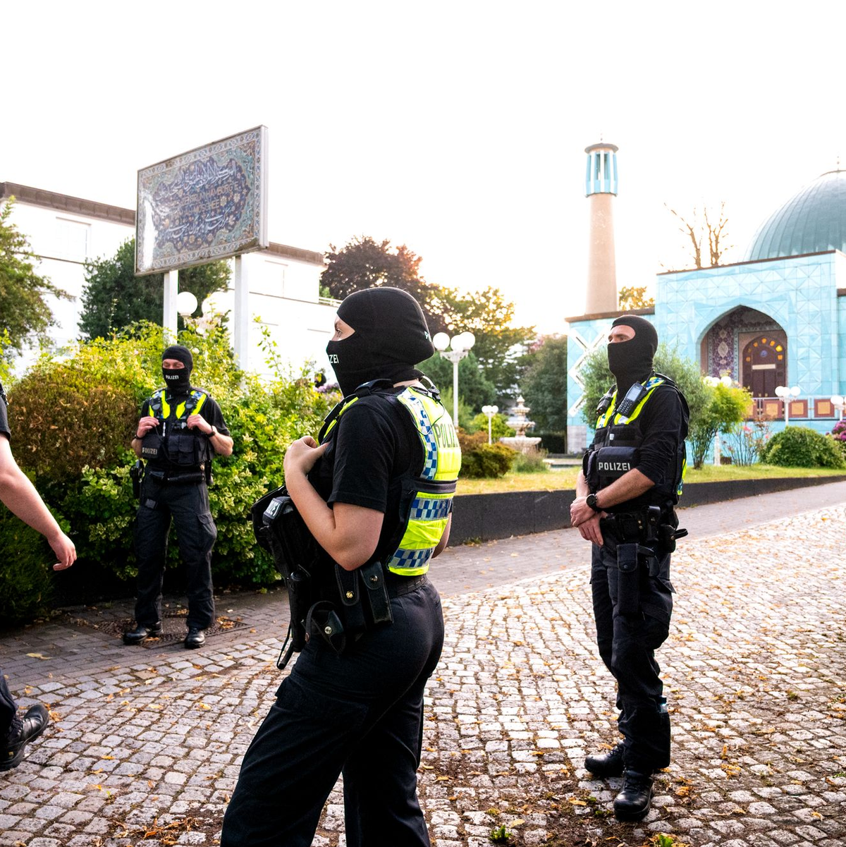 Polizisten stehen am Morgen vor der Imam Ali Moschee in Hamburg. - Foto: Daniel Bockwoldt/dpa