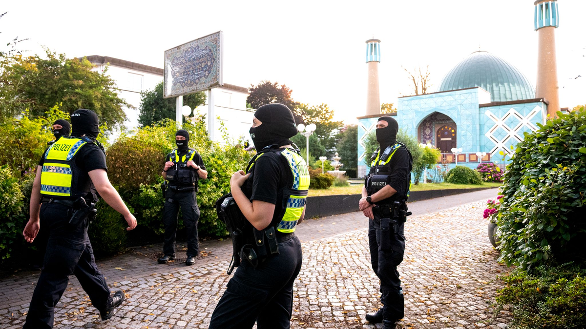 Polizisten stehen am Morgen vor der Imam Ali Moschee in Hamburg. - Foto: Daniel Bockwoldt/dpa