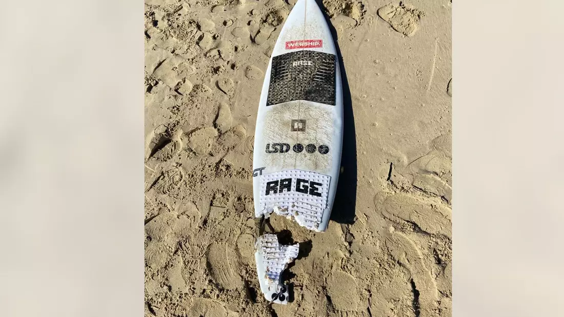 So sah das Surfbrett nach der Haiattacke aus. - Bild: Supplied By Nsw Police/NSW POLICE/AAP/dpa