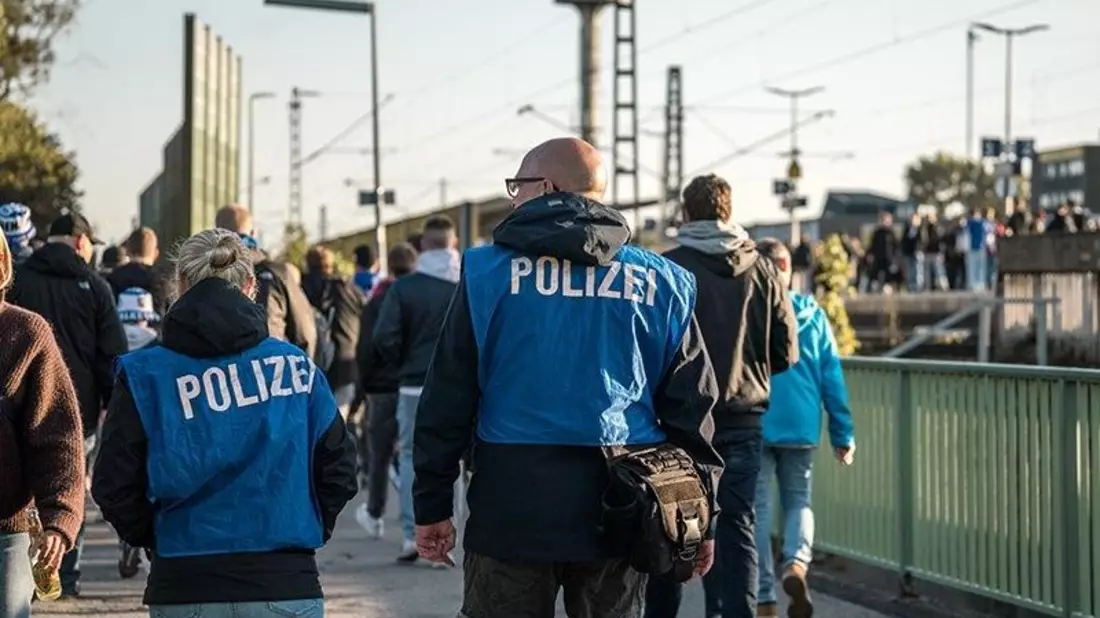 BPOL NRW: Zivile Einsatzkräfte erkennen Fußballstörer wieder: Erfolgreiche Ermittlungen durch Bundespolizei - Bild: presseportal.de