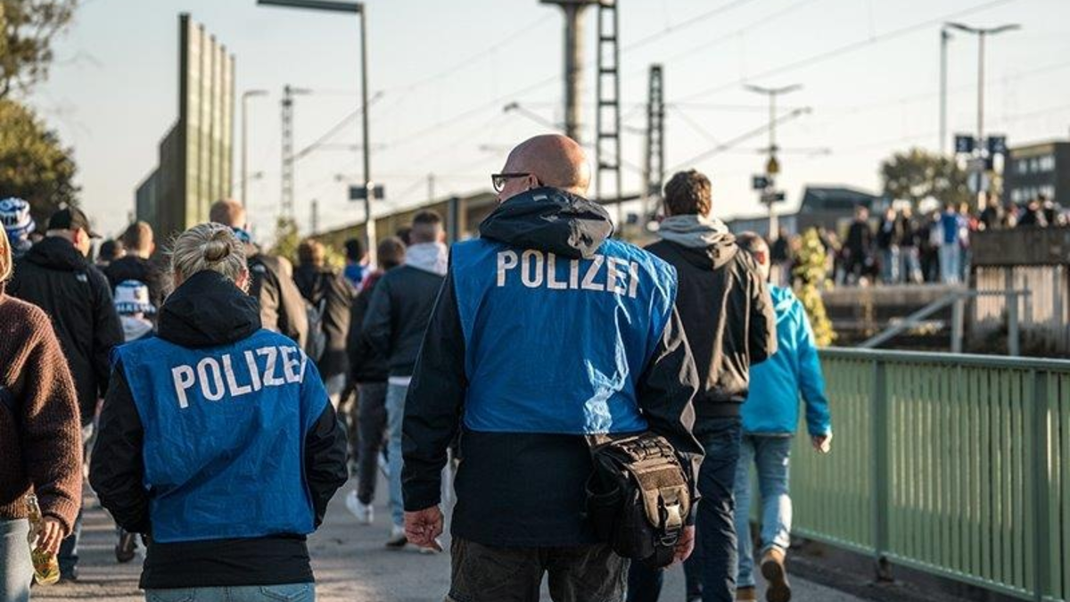 BPOL NRW: Zivile Einsatzkräfte erkennen Fußballstörer wieder: Erfolgreiche Ermittlungen durch Bundespolizei - Foto: presseportal.de