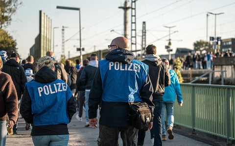 BPOL NRW: Zivile Einsatzkräfte erkennen Fußballstörer wieder: Erfolgreiche Ermittlungen durch Bundespolizei - Foto: presseportal.de