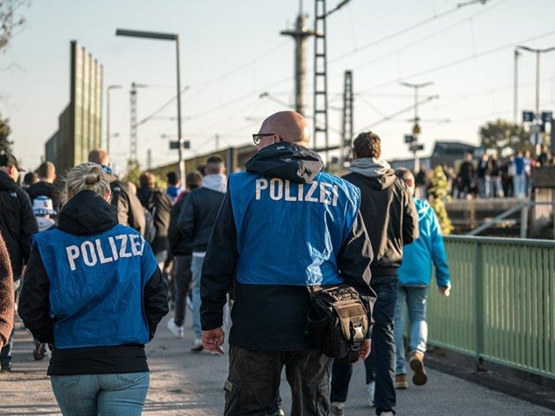 BPOL NRW: Zivile Einsatzkräfte erkennen Fußballstörer wieder: Erfolgreiche Ermittlungen durch Bundespolizei - Foto: presseportal.de