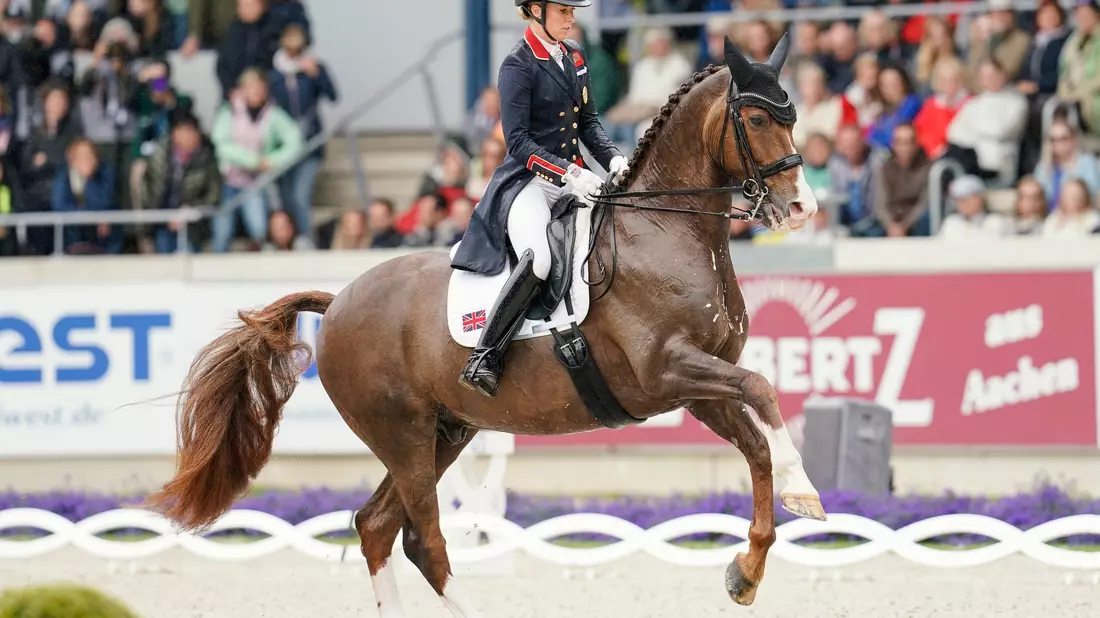Hat sich für unangemessenes Verhalten entschuldigt: Charlotte Dujardin. - Bild: Uwe Anspach/dpa