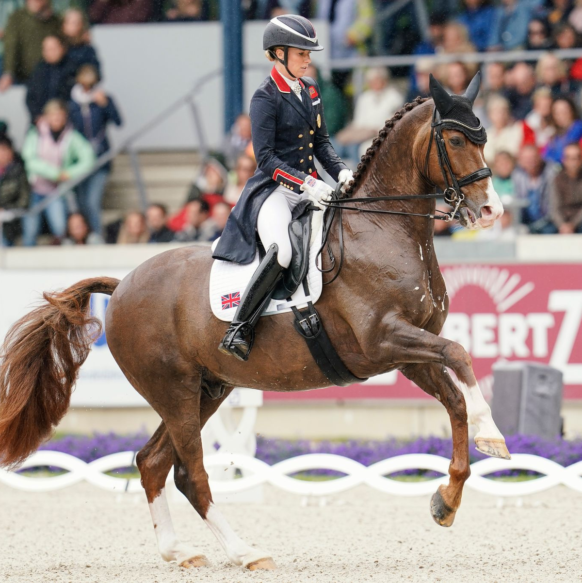 Hat sich für unangemessenes Verhalten entschuldigt: Charlotte Dujardin. - Foto: Uwe Anspach/dpa
