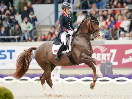 Hat sich für unangemessenes Verhalten entschuldigt: Charlotte Dujardin. - Foto: Uwe Anspach/dpa