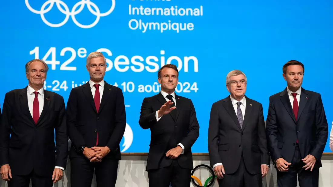 Frankreichs Olympia-Bewerber um Staatschef Emmanuel Macron (M) versprachen, die noch offenen Garantien für die Winterspiele zu gewähren. - Bild: Natacha Pisarenko/AP/dpa