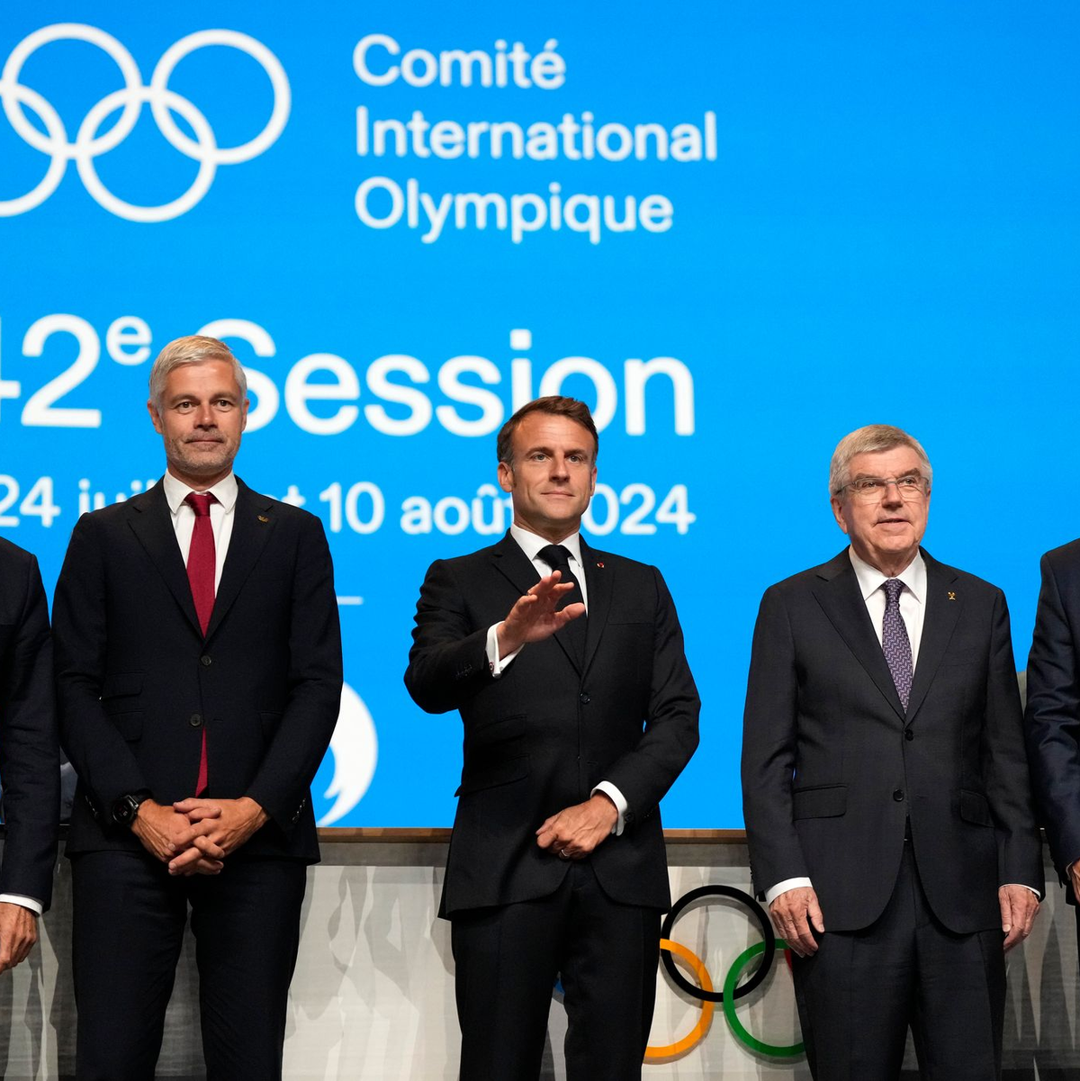 Frankreichs Olympia-Bewerber um Staatschef Emmanuel Macron (M) versprachen, die noch offenen Garantien für die Winterspiele zu gewähren. - Foto: Natacha Pisarenko/AP/dpa