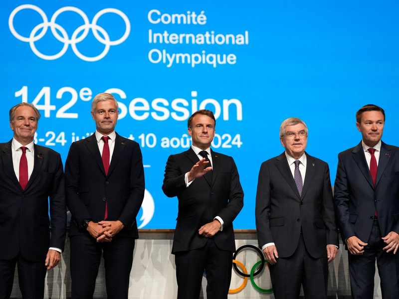 Frankreichs Olympia-Bewerber um Staatschef Emmanuel Macron (M) versprachen, die noch offenen Garantien für die Winterspiele zu gewähren. - Foto: Natacha Pisarenko/AP/dpa