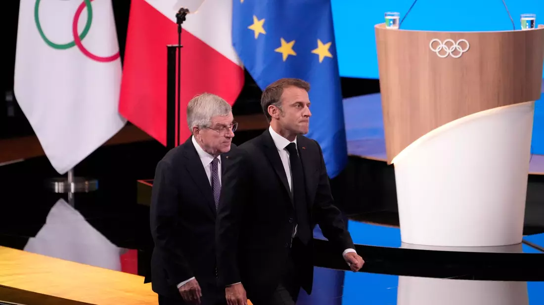 Das IOC von Präsident Thomas Bach (l) erteilte Frankreichs Bewerbern um Staatschef Emmanuel Macron den Zuschlag für die Winterspiele 2030. - Bild: David Goldman/AP