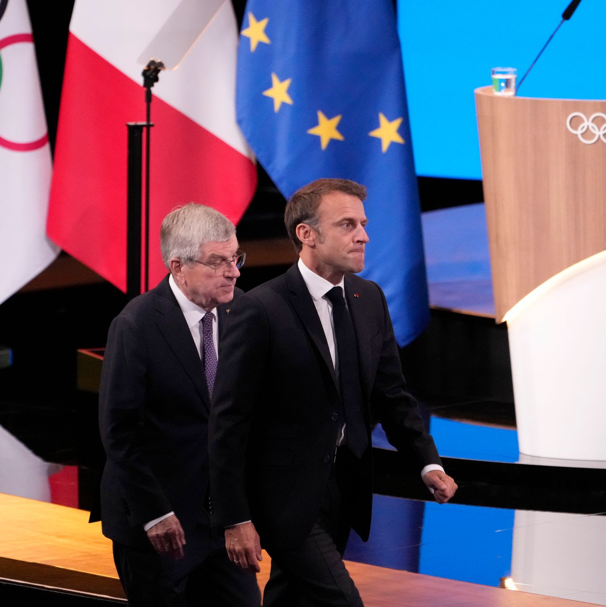 Das IOC von Präsident Thomas Bach (l) erteilte Frankreichs Bewerbern um Staatschef Emmanuel Macron den Zuschlag für die Winterspiele 2030. - Foto: David Goldman/AP
