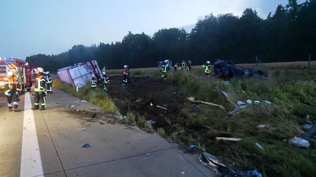 POL-ROW: ++ Sattelzug fährt auf dem Pannenstreifen auf Pkw auf ++ Reifen lösen sich vom Sattelzug und rollen über die Autobahn ++ Drängelei auf der Autobahn - Polizei sucht Zeugen ++ - Bild: presseportal.de