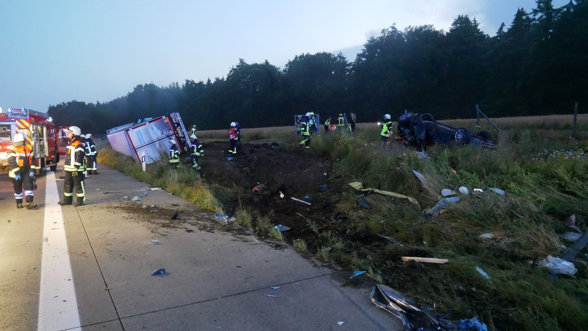 POL-ROW: ++ Sattelzug fährt auf dem Pannenstreifen auf Pkw auf ++ Reifen lösen sich vom Sattelzug und rollen über die Autobahn ++ Drängelei auf der Autobahn - Polizei sucht Zeugen ++ - Foto: presseportal.de