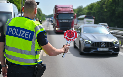 Auch die Bundespolizisten hatten wĂ€hrend der FuĂball-EM im Sommer alle HĂ€nde voll zu tun. - Foto: Patrick Pleul/dpa Auch die Bundespolizisten hatten wĂ€hrend der FuĂball-EM im Sommer alle HĂ€nde voll zu tun. - Foto: Patrick Pleul/dpa