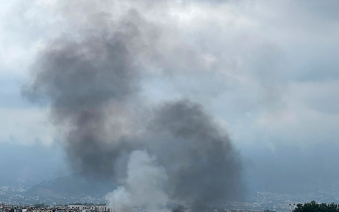 Am Flughafen von Kathmandu stieg eine große Rauchwolke auf. - Foto: Agniia Galdanova/AP