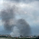 Am Flughafen von Kathmandu stieg eine große Rauchwolke auf. - Foto: Agniia Galdanova/AP
