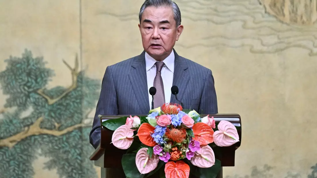 Chinas Außenminister Wang Yi hat erneut Verhandlungsbereitschaft im Ukraine-Krieg signalisiert. China gilt als wichtigster Verbündeter Russlands. Archivfoto.  - Bild: Pedro Pardo/Pool AFP/AP