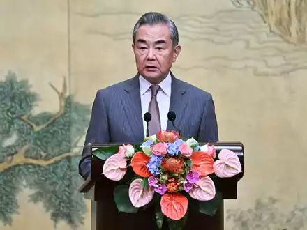 Chinas Außenminister Wang Yi hat erneut Verhandlungsbereitschaft im Ukraine-Krieg signalisiert. China gilt als wichtigster Verbündeter Russlands. Archivfoto.  - Foto: Pedro Pardo/Pool AFP/AP