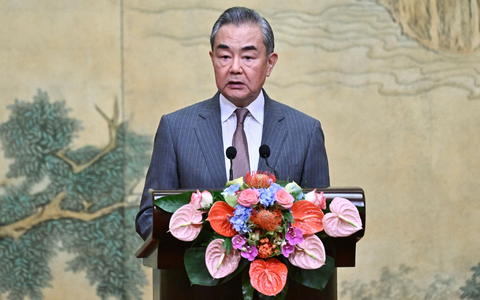 Chinas Außenminister Wang Yi hat erneut Verhandlungsbereitschaft im Ukraine-Krieg signalisiert. China gilt als wichtigster Verbündeter Russlands. Archivfoto.  - Foto: Pedro Pardo/Pool AFP/AP
