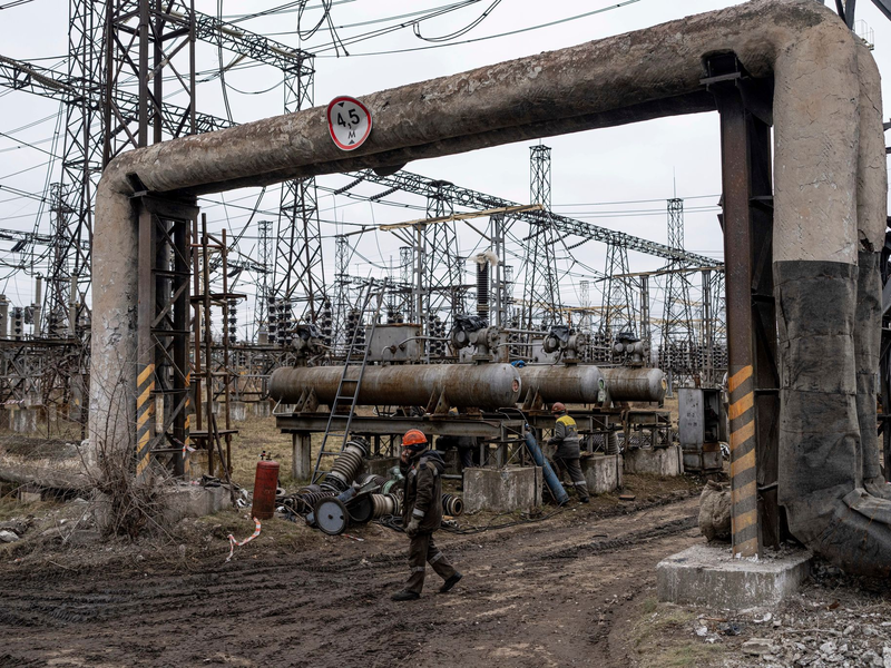 Russland nimmt erneut die ukrainische Stromversorgung ins Visier. (Archivbild) - Foto: Evgeniy Maloletka/AP/dpa