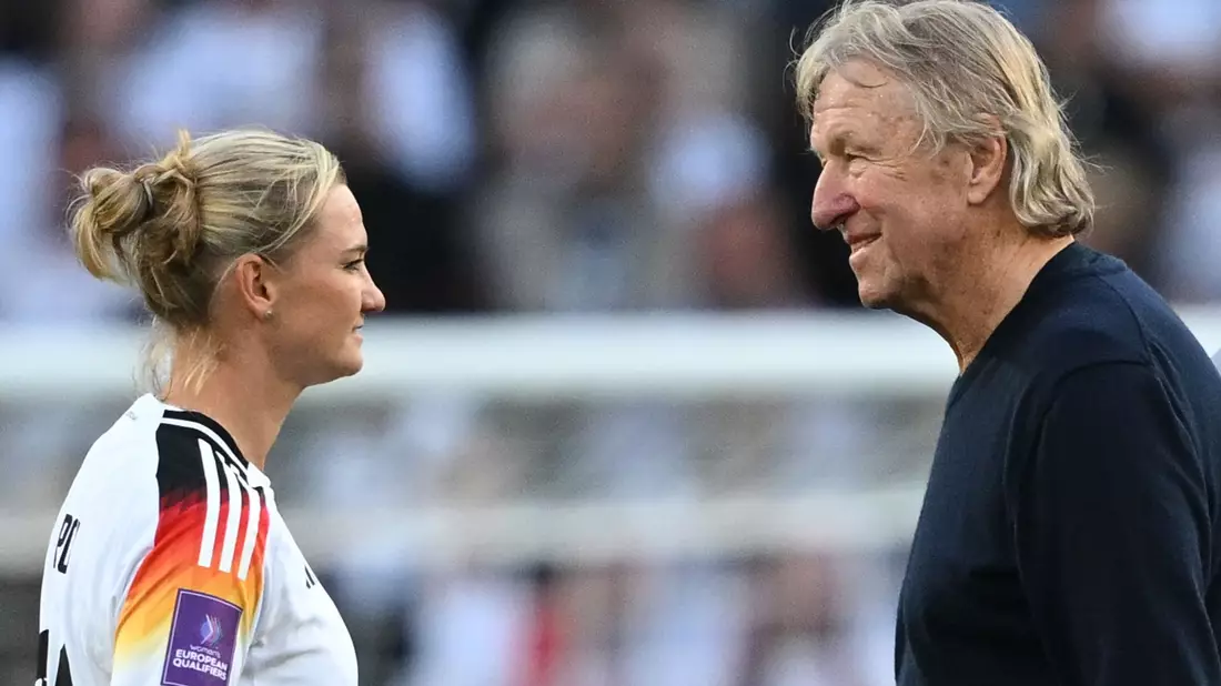 Kapitänin und Chefcoach gefordert: Alexandra Popp und Horst Hrubsch  - Bild: Sebastian Christoph Gollnow/dpa