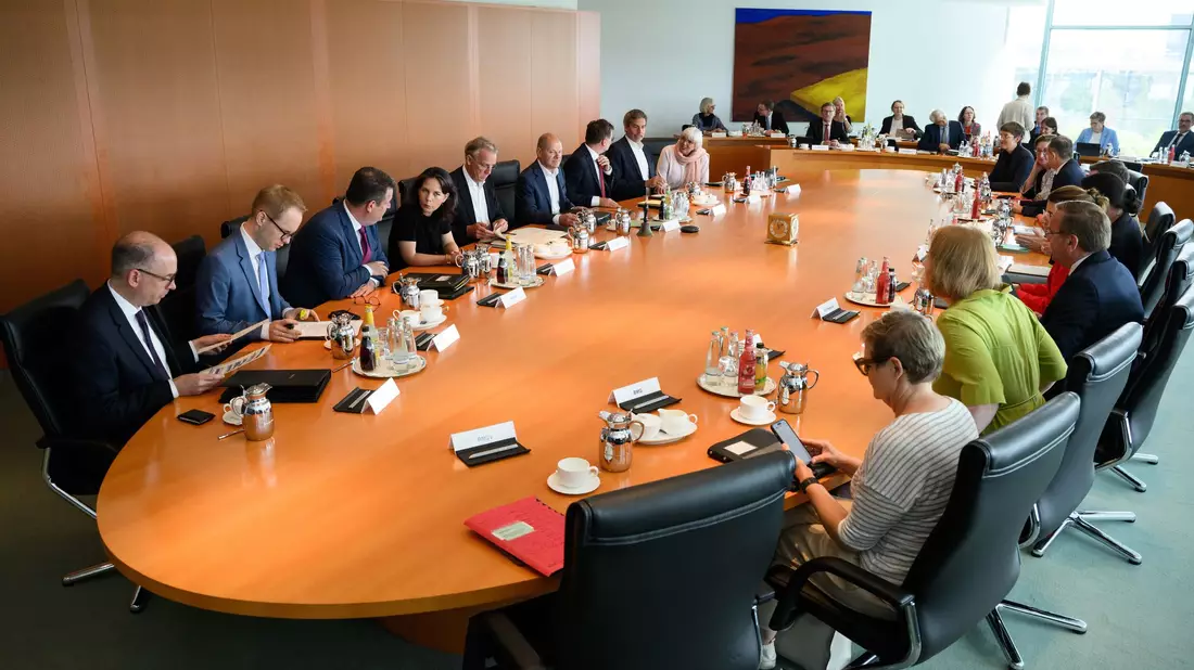 In der Ministerrunde werden Gesetzentwürfe besprochen, bevor sie in den Bundestag gehen.  - Bild: Bernd von Jutrczenka/dpa
