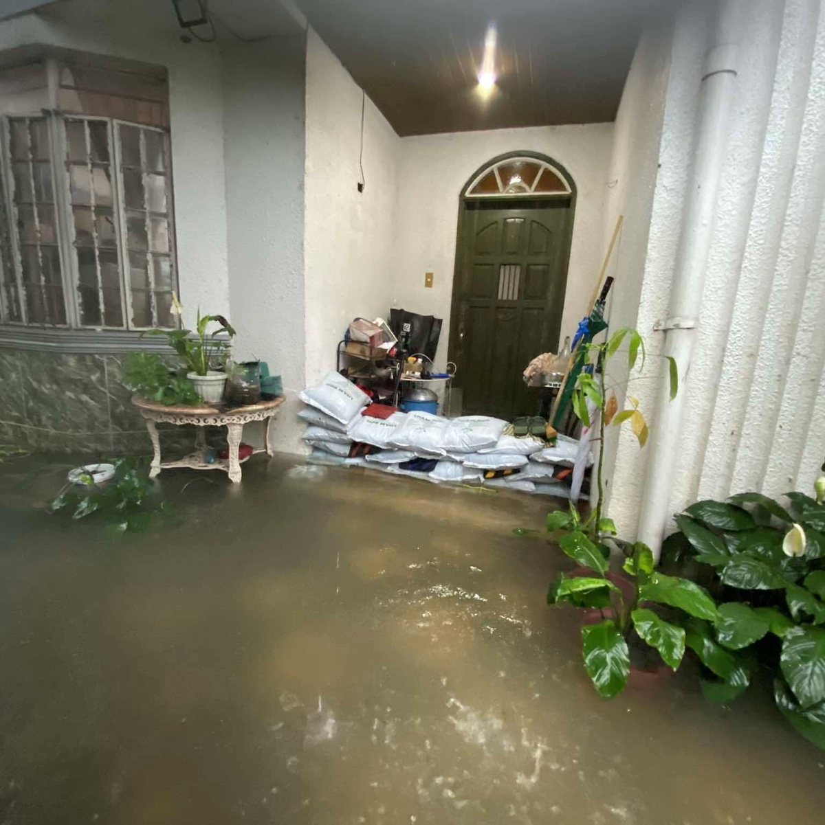 Viele Häuser standen unter Wasser. - Foto: Girlie Linao/dpa