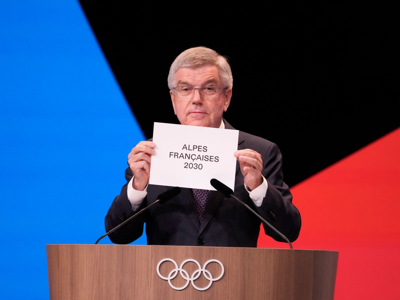 Utahs Gouverneur Spencer Cox wirbt bei der IOC-Generalversammlung für die Winterspiele 2034 in Salt Lake City. - Foto: David Goldman/AP/dpa