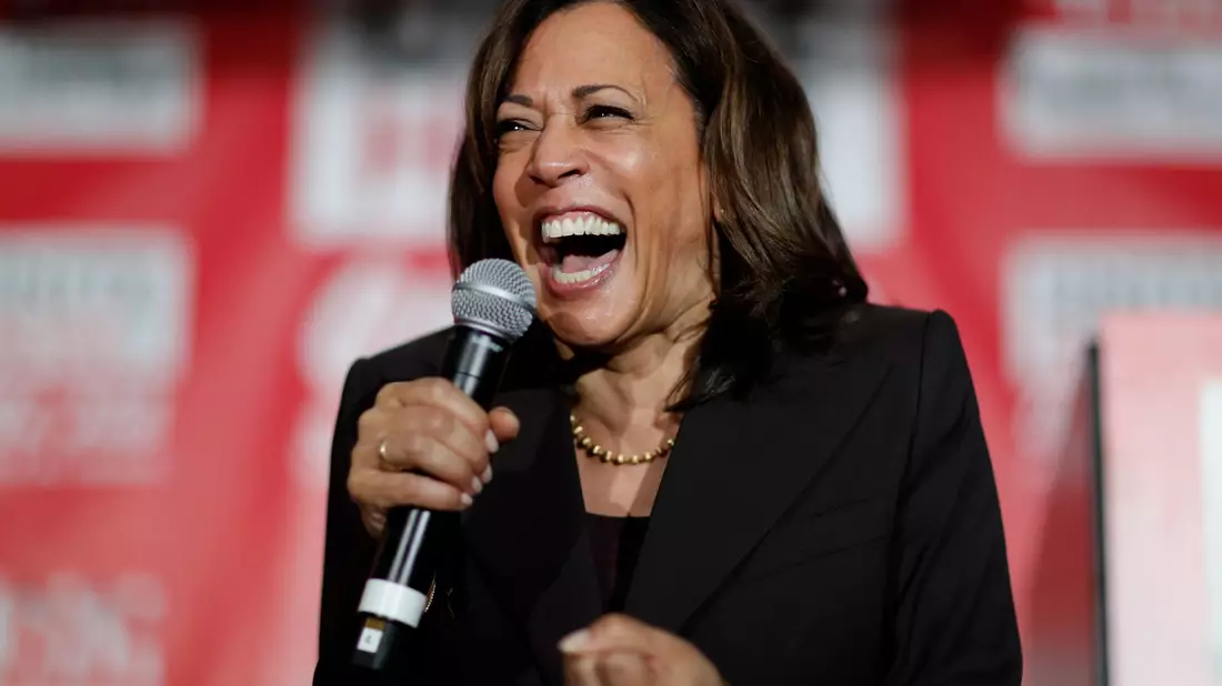 Herzhaftes Lachen ist eine Markenzeichen von Kamala Harris. - Bild: John Locher/AP/dpa