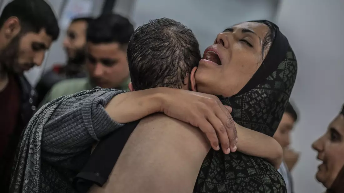 Bisher wurden etwa 5.000 im Gaza-Krieg verletzte Kinder nach Ägypten evakuiert, weitere 10.000 warten noch in dem Küstenstreifen auf Hilfe. - Bild: Mohammed Talatene/dpa