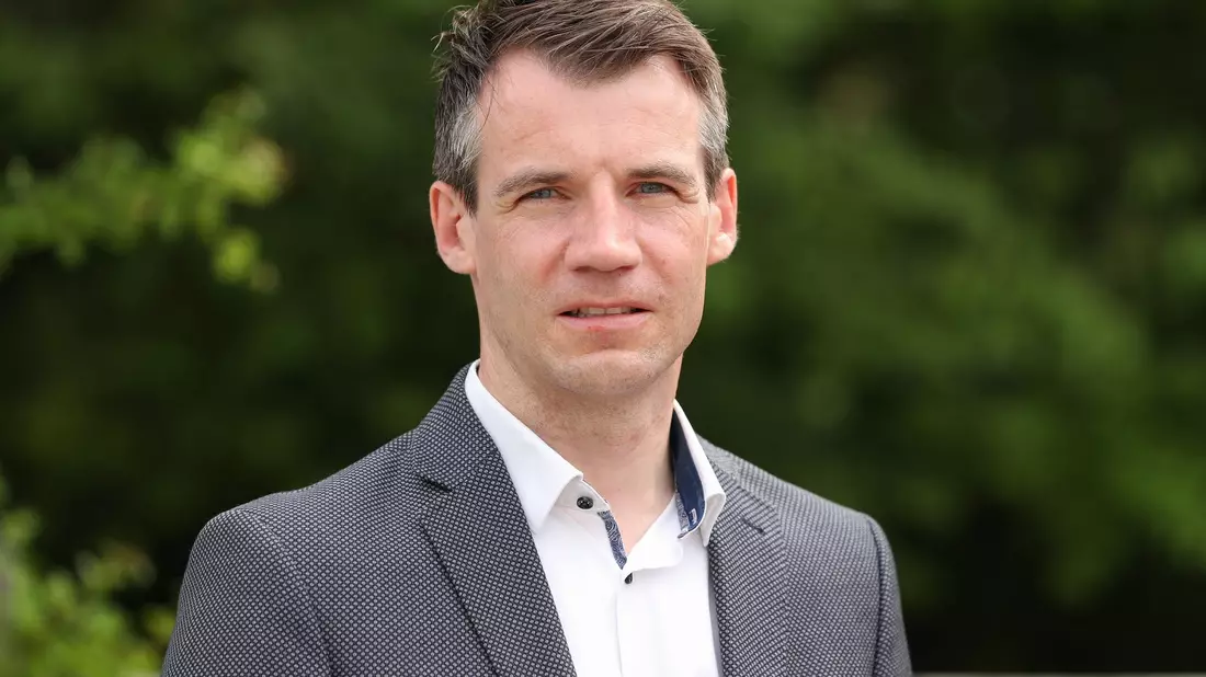 FN-Sportchef Dennis Peiler: Vom Video mit Schlägen auf Pferdebeine überrascht - Bild: Friso Gentsch/dpa
