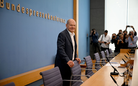Die angeschlagene Meyer Werft kann sich Hoffnungen auf Hilfe aus der Politik machen. - Foto: Bernd von Jutrczenka/dpa